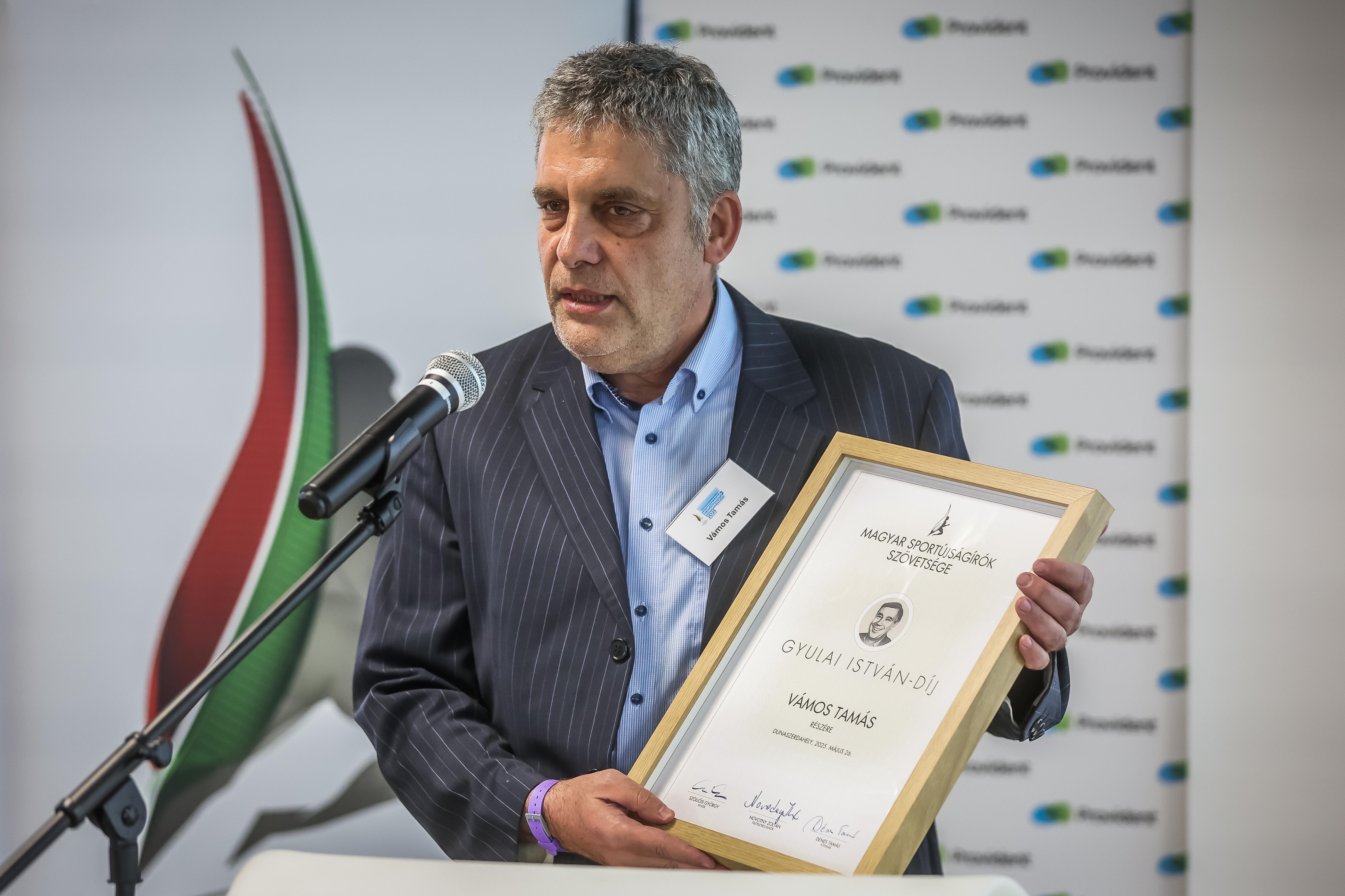 Vámos Tamás  is díjat vehetett át kongresszusunkon